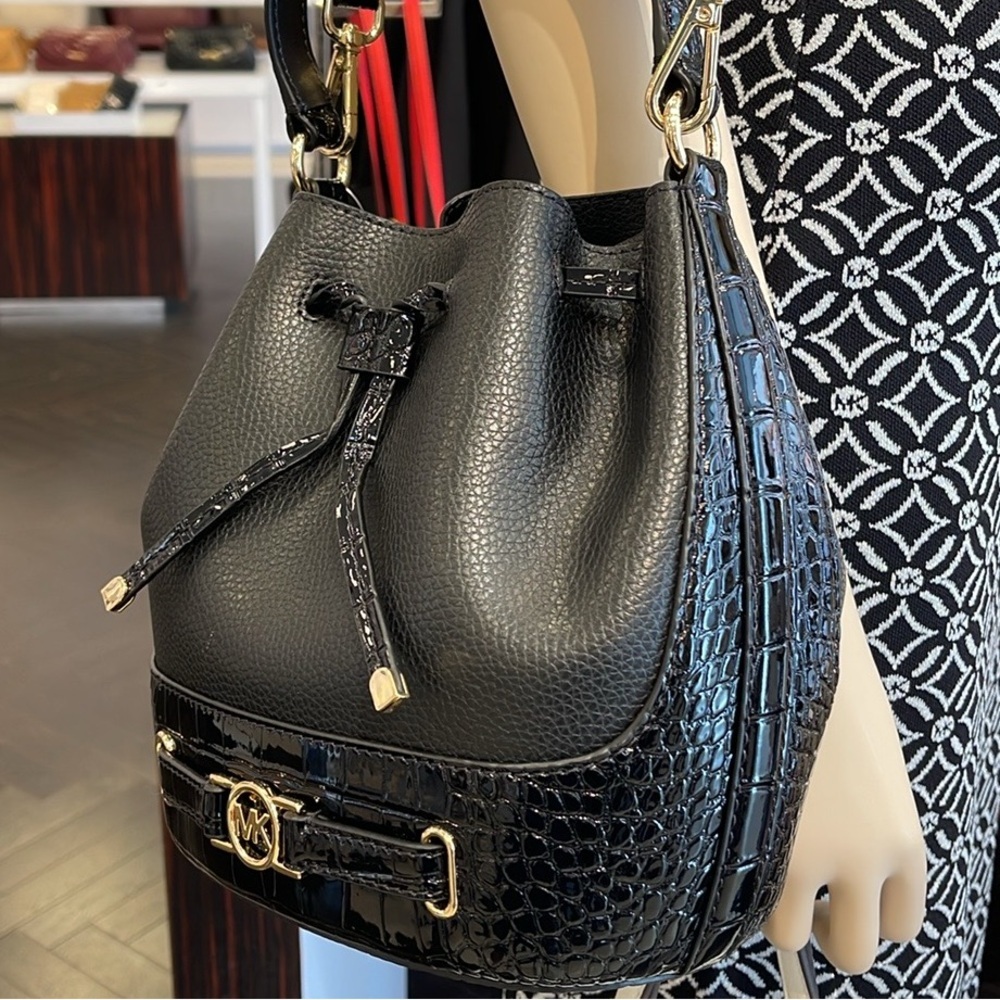 MICHAEL KORS 
Reed Medium Pebbled Leather Belted Bucket Messenger Satchel Crossb
